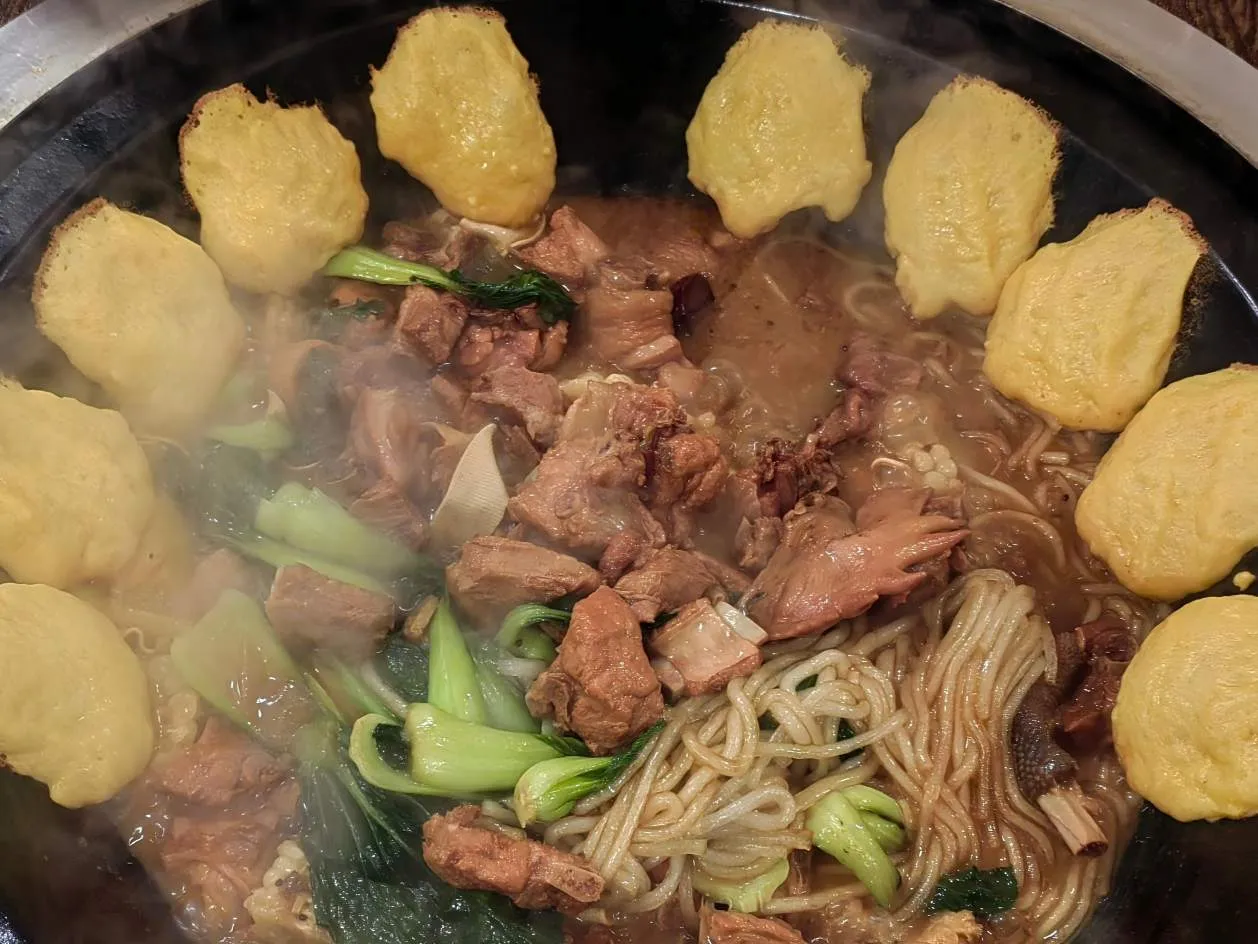 Manager Mannen biedt extra maaltijden aan de strevers