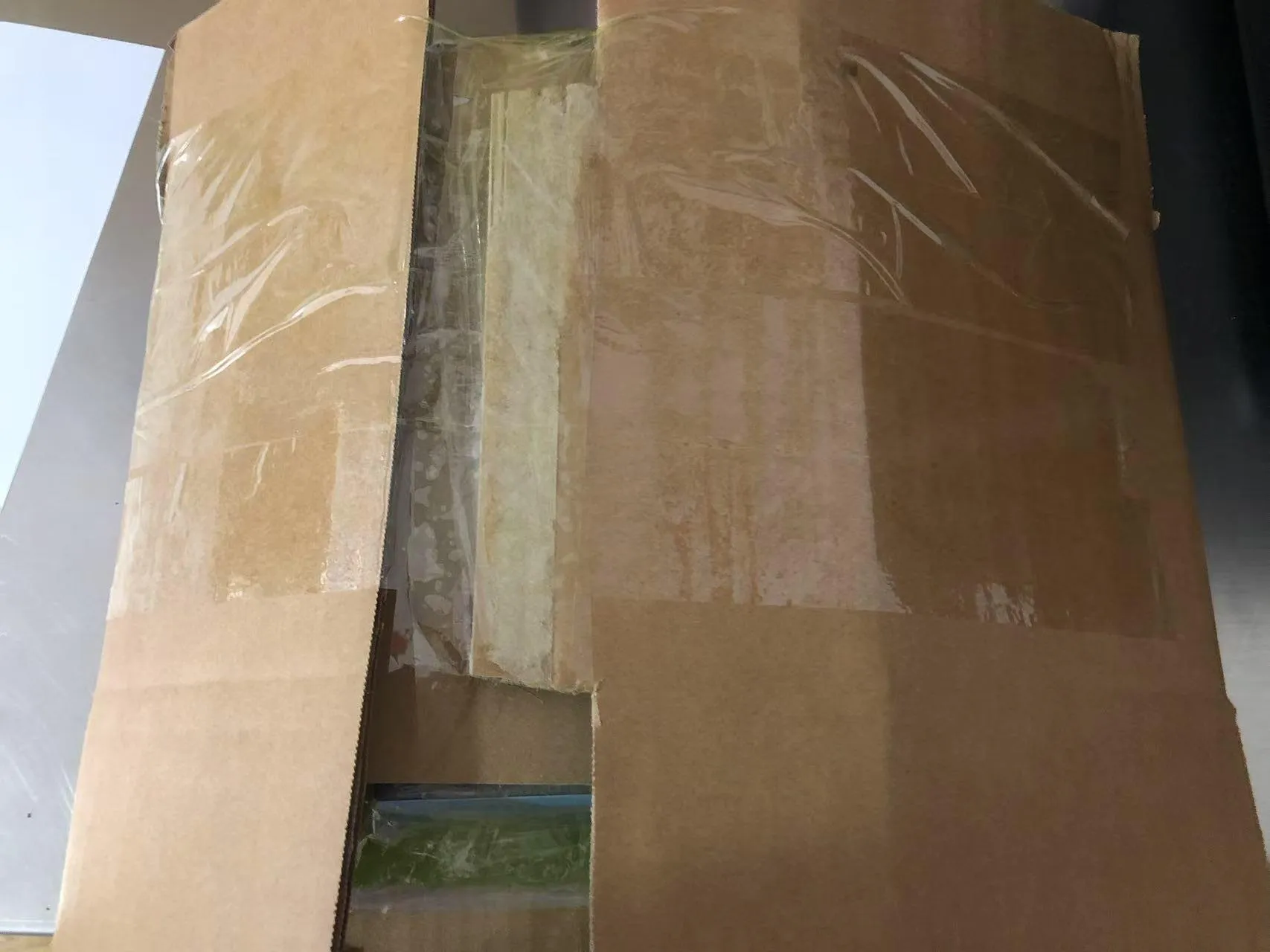 De voortgang van het verzenden van draagbare kinderstickerboeken naar Oeganda