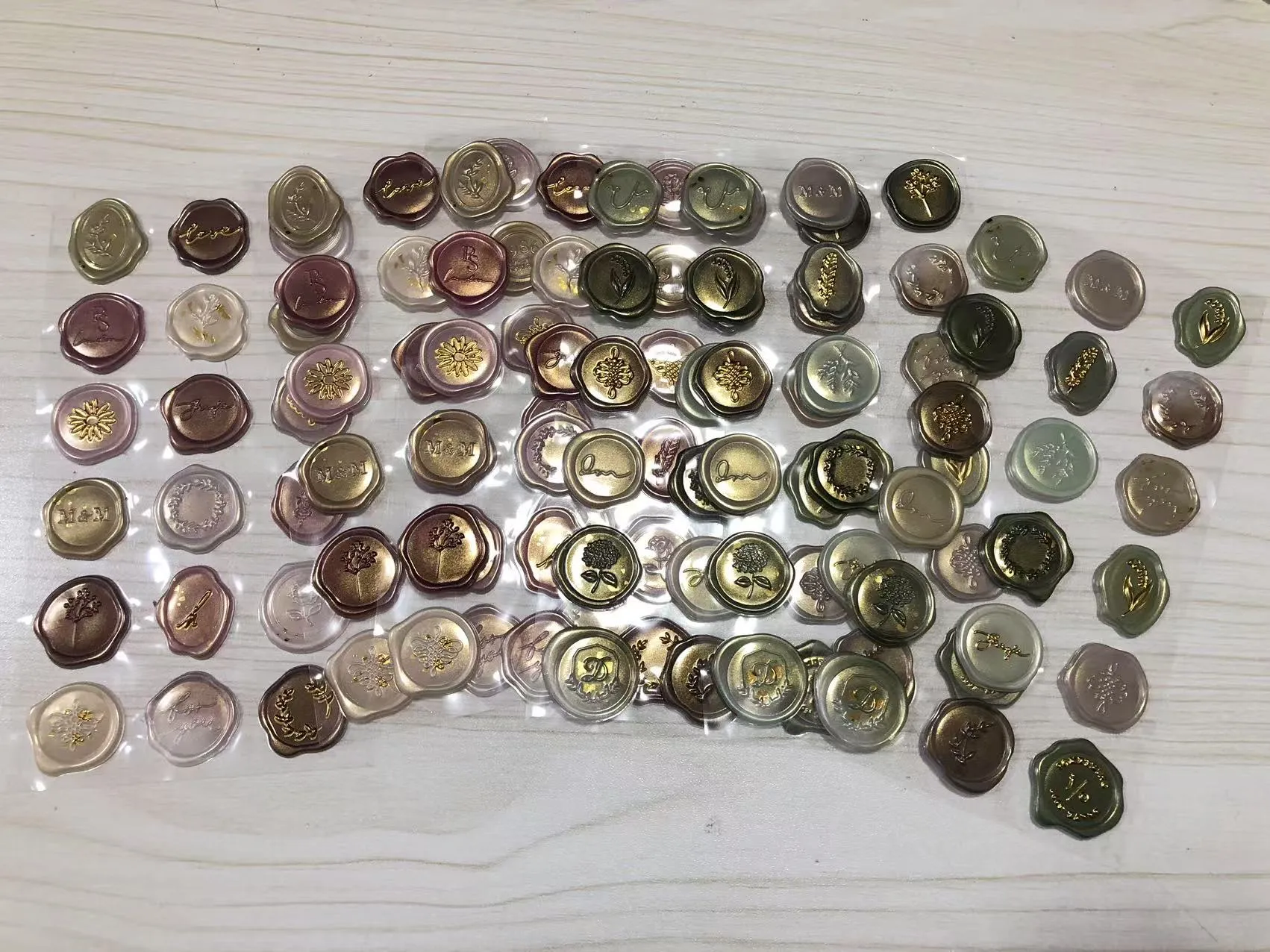 De lakzegelstickers zijn verzonden