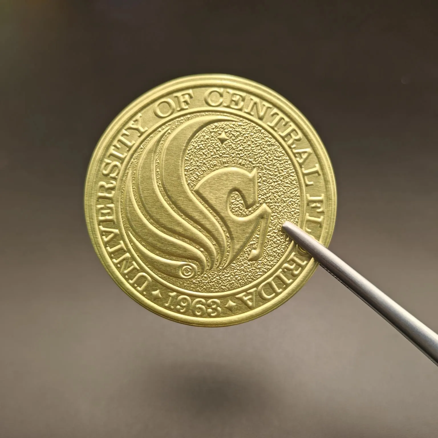 Ronde wijnetiketten met foliereliëf